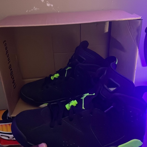 Worn once clean don’t have the box tho they are real you...